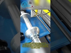 Máquina para formar folhas de revestimento de telhados com fecho automático